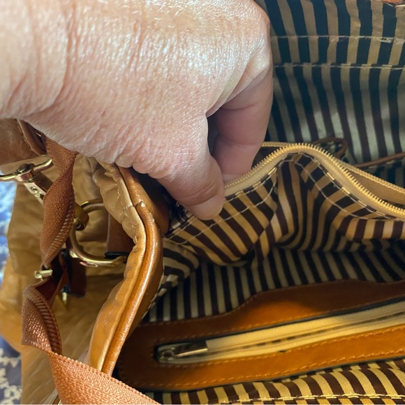 Satchel. Can be carried as a crossbody - Picture 5 of 6